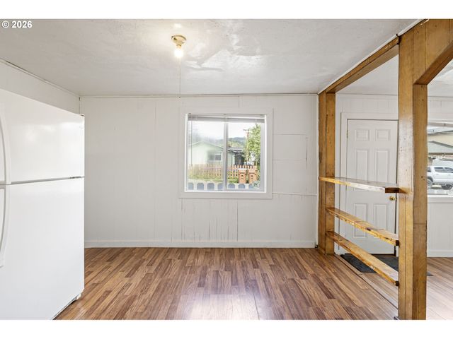 215 E 2ND Ave, Riddle, OR 97469