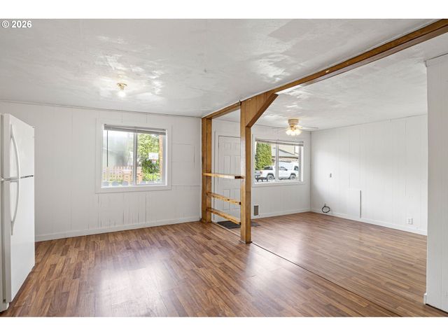 215 E 2ND Ave, Riddle, OR 97469