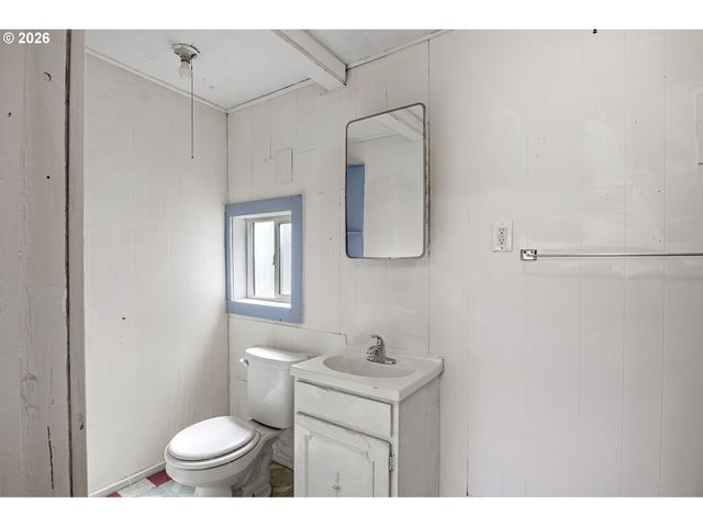 215 E 2ND Ave, Riddle, OR 97469