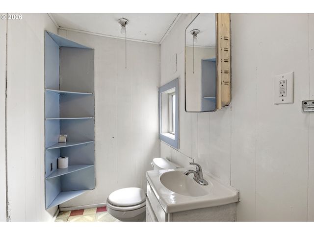 215 E 2ND Ave, Riddle, OR 97469