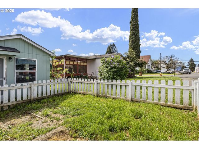215 E 2ND Ave, Riddle, OR 97469