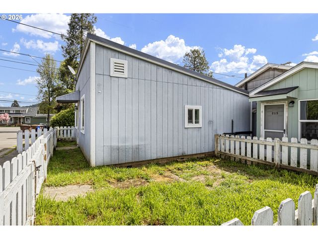 215 E 2ND Ave, Riddle, OR 97469
