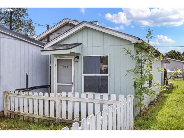 215 E 2ND Ave, Riddle, OR 97469