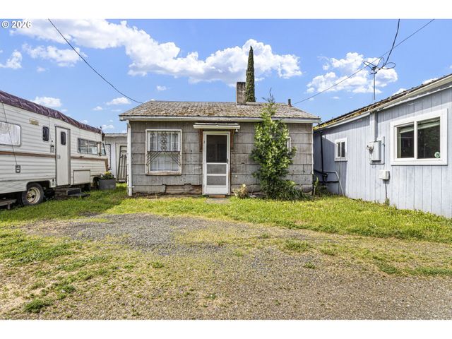 215 E 2ND Ave, Riddle, OR 97469