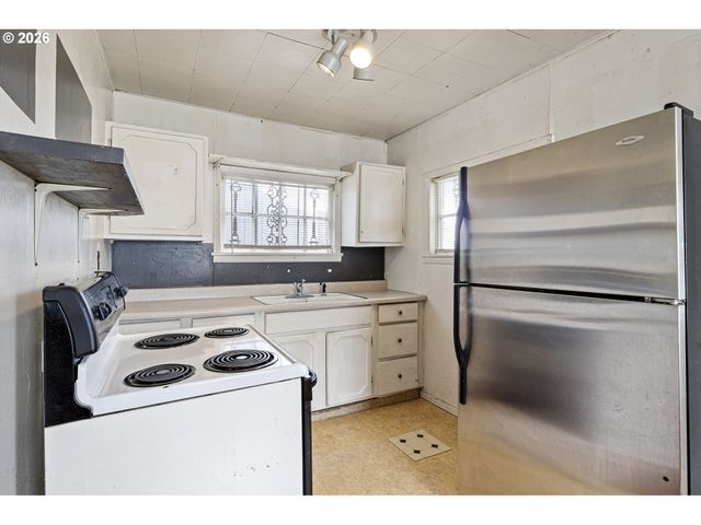 215 E 2ND Ave, Riddle, OR 97469