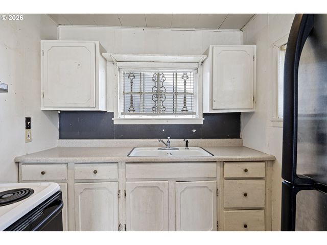 215 E 2ND Ave, Riddle, OR 97469