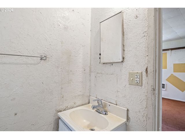 215 E 2ND Ave, Riddle, OR 97469