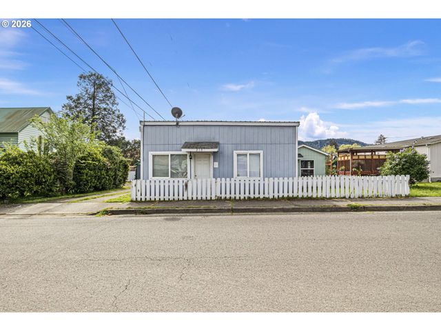 215 E 2ND Ave, Riddle, OR 97469