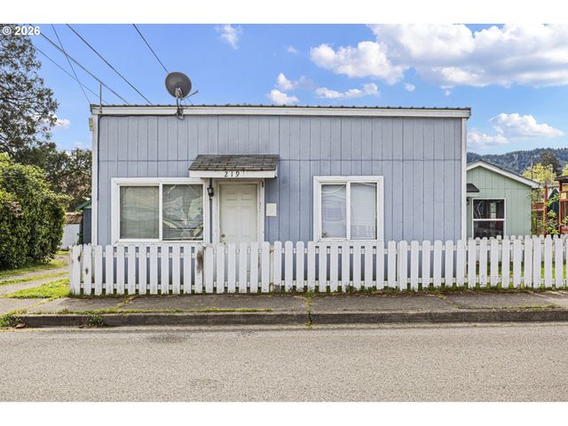 215 E 2ND Ave, Riddle, OR 97469