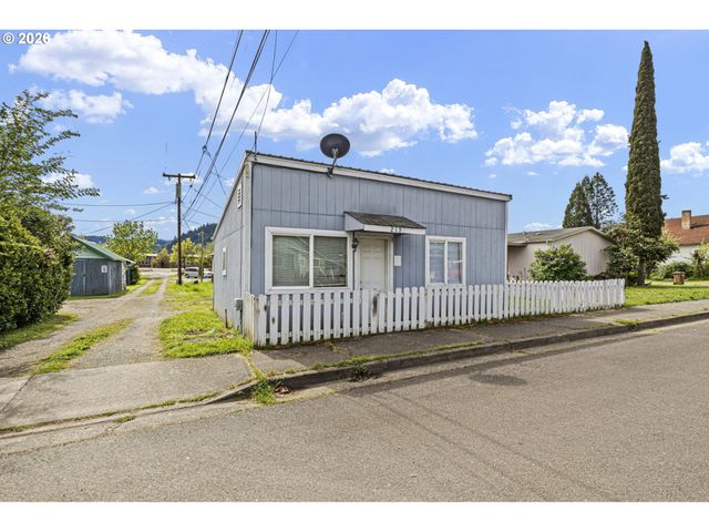 215 E 2ND Ave, Riddle, OR 97469