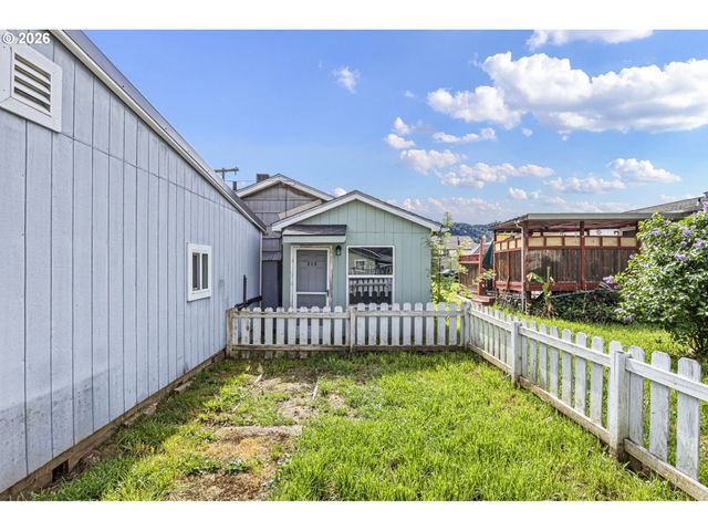 215 E 2ND Ave, Riddle, OR 97469