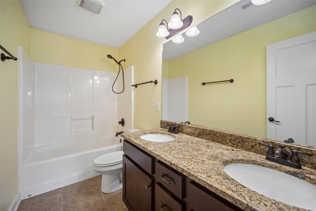 4512 NW 167th Street, Clive, IA 50325