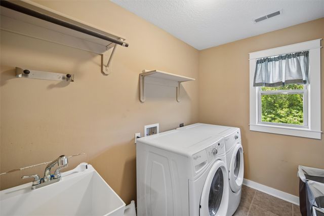 4512 NW 167th Street, Clive, IA 50325