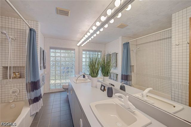 1215 Caloosa DR, Fort Myers, FL 33901