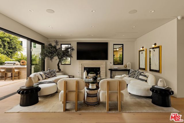 5034 Varna Avenue, Los Angeles, CA 91423