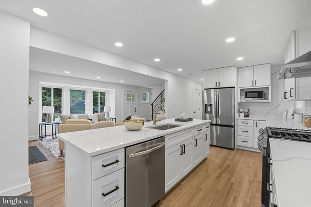 492 N LATHAM ST, Alexandria, VA 22304