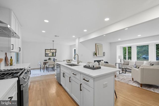 492 N LATHAM ST, Alexandria, VA 22304