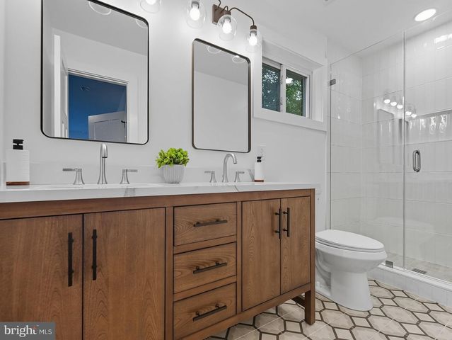 492 N LATHAM ST, Alexandria, VA 22304