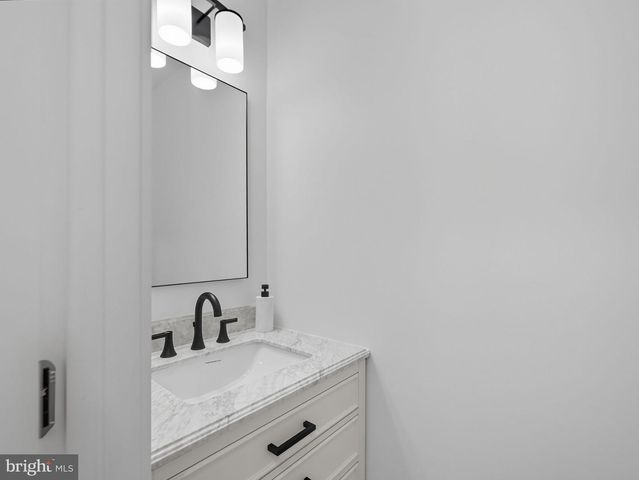 492 N LATHAM ST, Alexandria, VA 22304