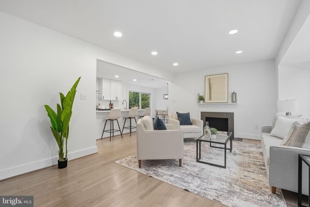 492 N LATHAM ST, Alexandria, VA 22304