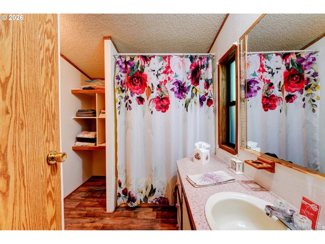 8434 Se HERITAGE Ct, Clackamas, OR 97015