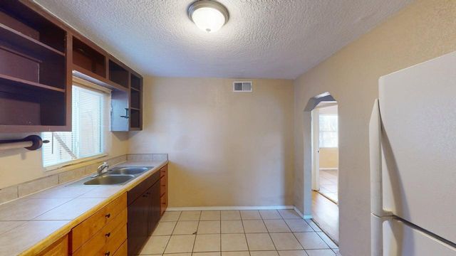 907 Coal Avenue SW, Albuquerque, NM 87102