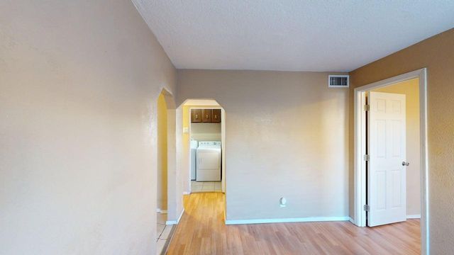 907 Coal Avenue SW, Albuquerque, NM 87102