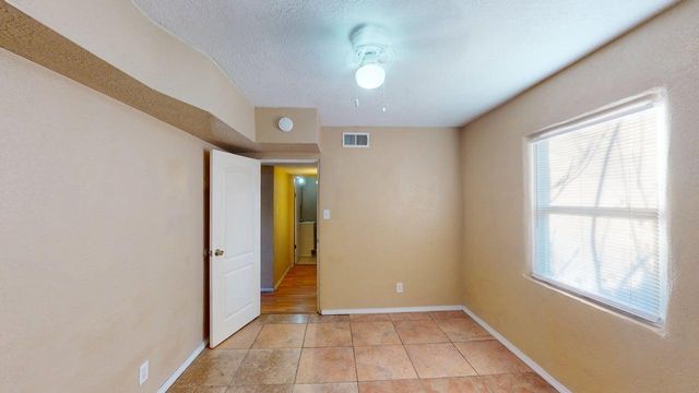 907 Coal Avenue SW, Albuquerque, NM 87102