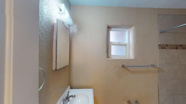 907 Coal Avenue SW, Albuquerque, NM 87102