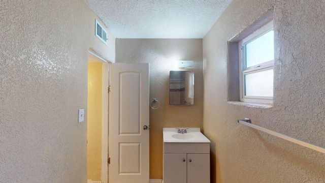 907 Coal Avenue SW, Albuquerque, NM 87102