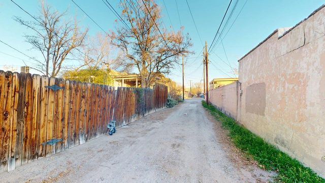 907 Coal Avenue SW, Albuquerque, NM 87102