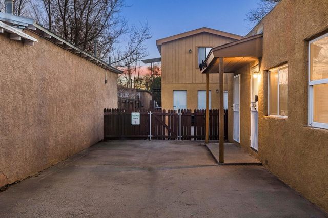 907 Coal Avenue SW, Albuquerque, NM 87102