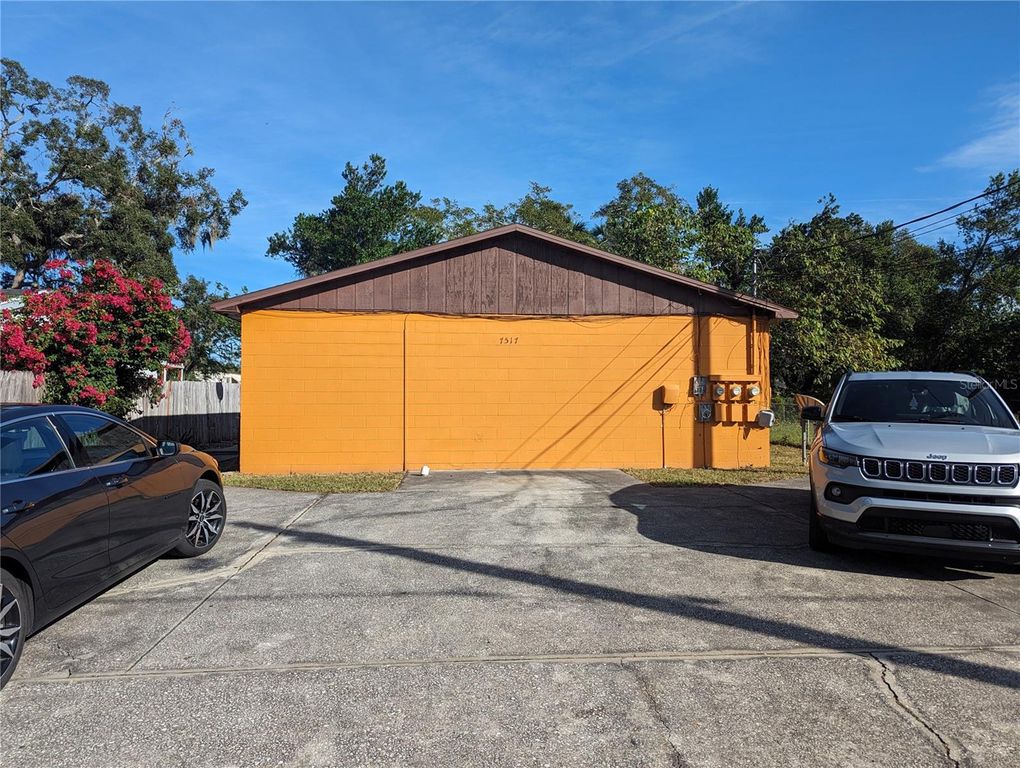 Image 2 of property listing at 7517 LAKESHORE DRIVE A, Tampa, FL 33604