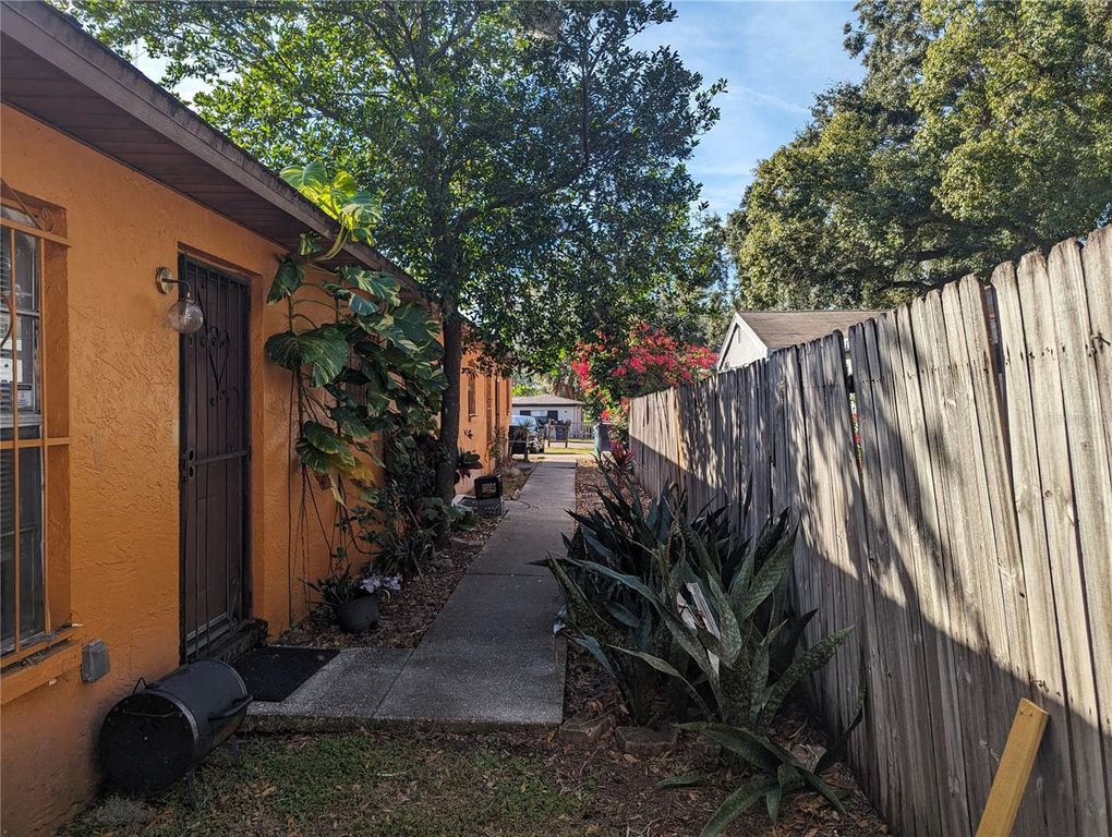 Image 3 of property listing at 7517 LAKESHORE DRIVE A, Tampa, FL 33604