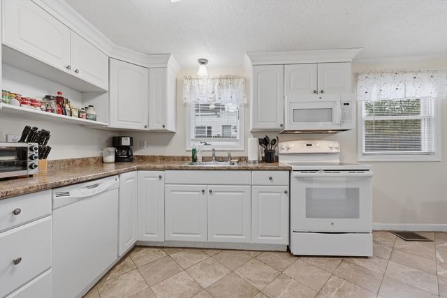 366 Mount Wayte Ave, Framingham, MA 01702