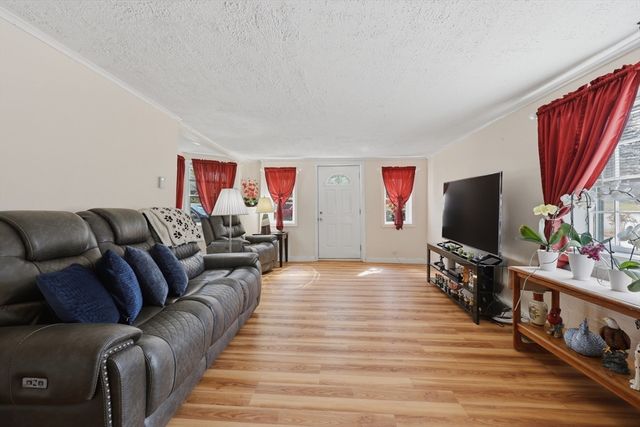 366 Mount Wayte Ave, Framingham, MA 01702