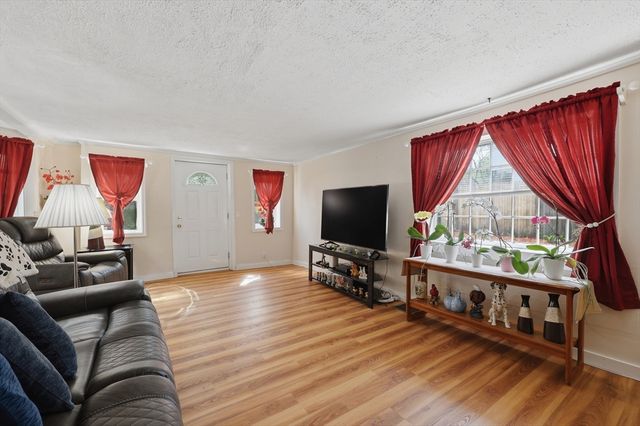 366 Mount Wayte Ave, Framingham, MA 01702