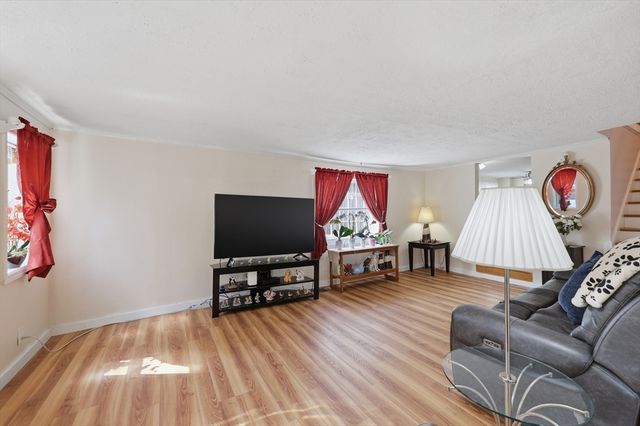 366 Mount Wayte Ave, Framingham, MA 01702