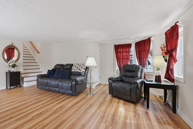 366 Mount Wayte Ave, Framingham, MA 01702