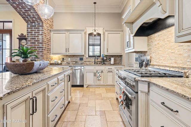 203 Rue De Chambery, Broussard, LA 70518