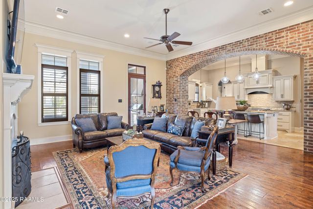 203 Rue De Chambery, Broussard, LA 70518