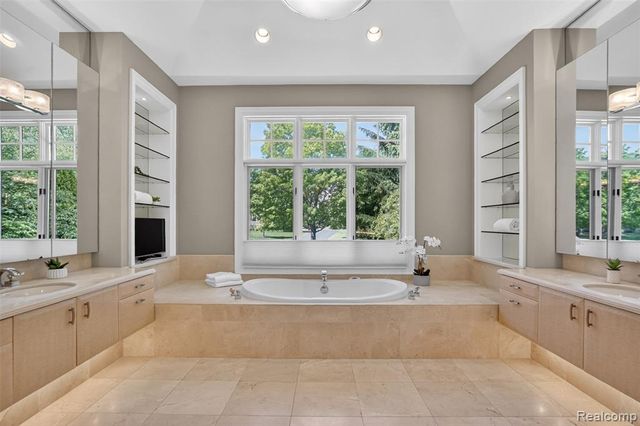 2951 Turtle Pond Court, Bloomfield Hills, MI 48302