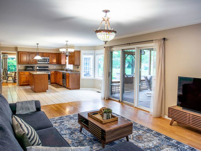 17945 W Pond Ridge Circle, Gurnee, IL 60031
