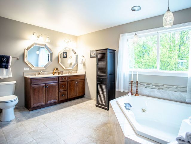 17945 W Pond Ridge Circle, Gurnee, IL 60031