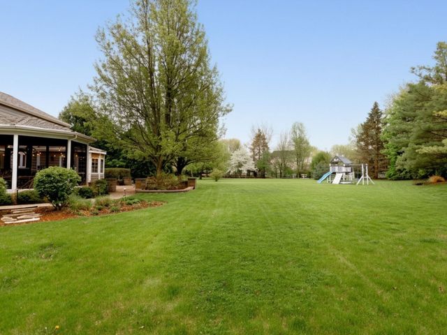 17945 W Pond Ridge Circle, Gurnee, IL 60031