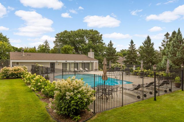 6701 W 82nd Street, Bloomington, MN 55438