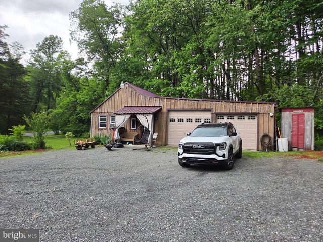 140 SANDHILL RD, Fleetwood, PA 19522
