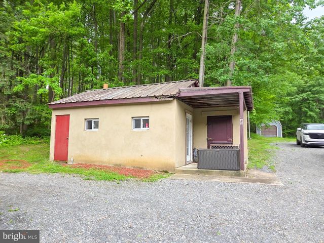 140 SANDHILL RD, Fleetwood, PA 19522