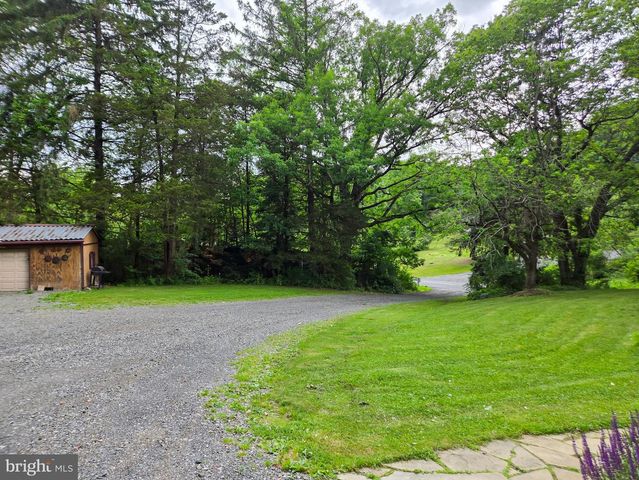 140 SANDHILL RD, Fleetwood, PA 19522