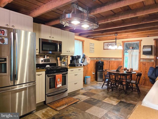 140 SANDHILL RD, Fleetwood, PA 19522